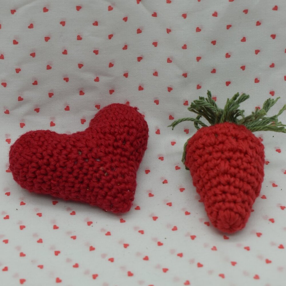 Crochet Catnip Valenties Day Cat Toys Strawberry and Heart Bundle HAND CRAFTED - Picture 5 of 6